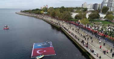 Kadıköy'de Ata'ya Saygı Zinciri Yapıldı