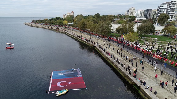 Kadıköy'de Ata'ya Saygı Zinciri Yapıldı