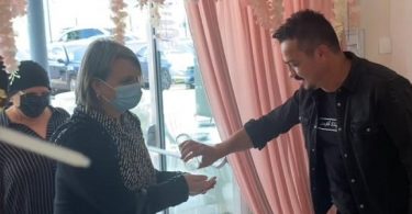 Sinan Yılmaz İlk Sahnesinde Misafirleri Kolonya ile Karşıladı