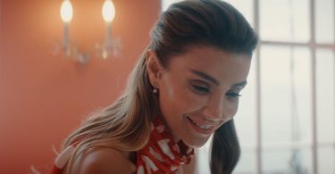 Özge Ulusoy Yeni Reklam Filminde Selfie’lere Doyamadı