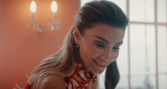 Özge Ulusoy Yeni Reklam Filminde Selfie’lere Doyamadı
