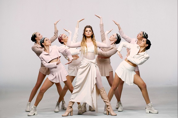 Atiye Yeni Klibinde Hünerlerini Gösterdi