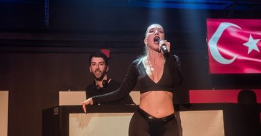 Hande Yener Dünya Starları ile Aynı Sahnede
