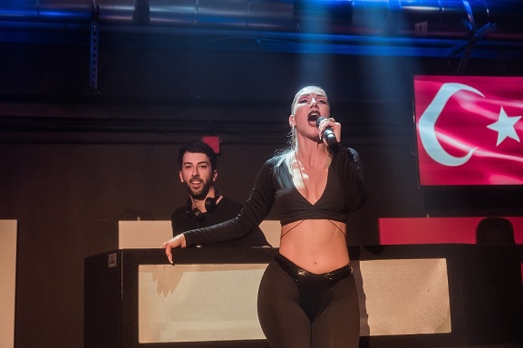 Hande Yener Dünya Starları ile Aynı Sahnede