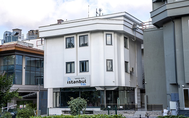 Efsane Radyo Yenileniyor