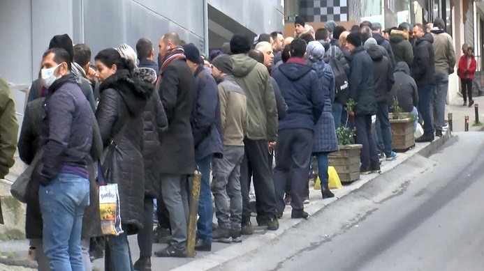 SGK Önlerinde EYT Kuyruğu