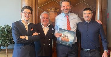 maNga solisti Ferman Akgül Oslo Parlemento'sunda